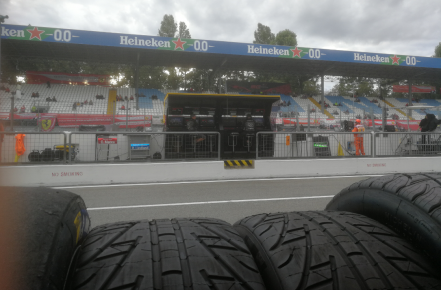 Vista del palco spettatori davanti ai box di Monza Vista del palco spettatori all'autodromo di Monza davanti ai box delle vetture