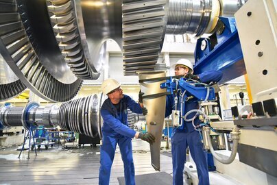 Assembly of blades on turbine