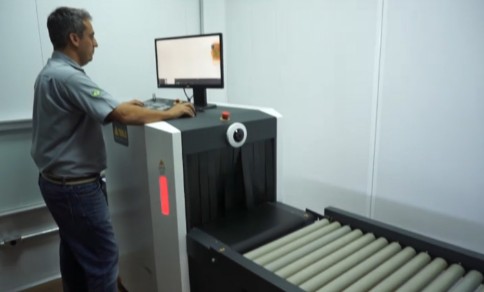 Sicurezza, operatore durante controllo con scanner a raggi-x Sicurezza, operatore durante analisi con scanner a raggi-x