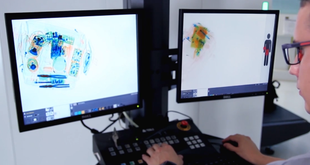 Sicurezza, postazione con 2 monitor dello scanner raggi-x per controllo bagagli Sicurezza, postazione con 2 monitor dello scanner raggi-x per controllo pacchi