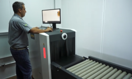 Sicurezza, operatore durante controllo con scanner a raggi-x Sicurezza, operatore durante analisi con scanner a raggi-x