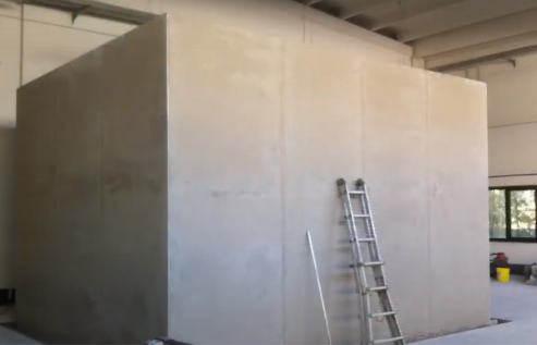 Costruzione esterna in cemento del bunker. Struttura esterna in cemento del bunker.