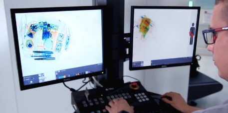 Sicurezza, postazione con 2 monitor dello scanner raggi-x per controllo bagagli Sicurezza, postazione con 2 monitor dello scanner raggi-x per controllo pacchi