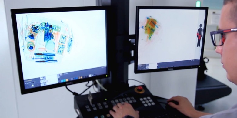 Sicurezza, postazione con 2 monitor dello scanner raggi-x per controllo bagagli Sicurezza, postazione con 2 monitor dello scanner raggi-x per controllo pacchi