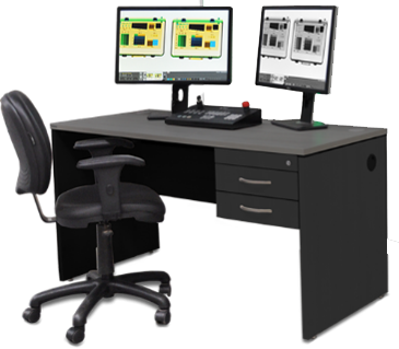 Sicurezza, operatore durante controllo con scanner a raggi-x Sicurezza, operatore durante analisi con scanner a raggi-x