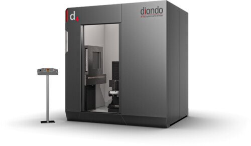 Vista frontale del sistema Diondo d4, un tomografo computerizzato industriale ad alta potenza (600 kV) per ispezione non distruttiva di pezzi medi e grandi in settori automotive e aerospaziale.