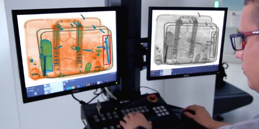 Sicurezza, postazione con 2 monitor dello scanner raggi-x per controllo bagagli Sicurezza, postazione con 2 monitor dello scanner raggi-x per controllo pacchi