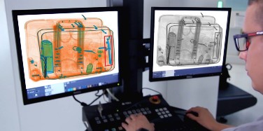 Sicurezza, postazione con 2 monitor dello scanner raggi-x per controllo bagagli Sicurezza, postazione con 2 monitor dello scanner raggi-x per controllo pacchi