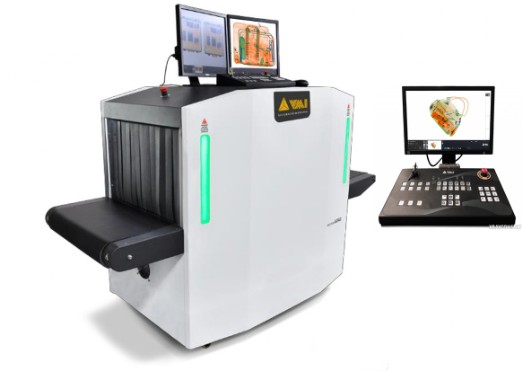 Sicurezza, postazione con 2 monitor dello scanner raggi-x per controllo bagagli Sicurezza, postazione con 2 monitor dello scanner raggi-x per controllo pacchi