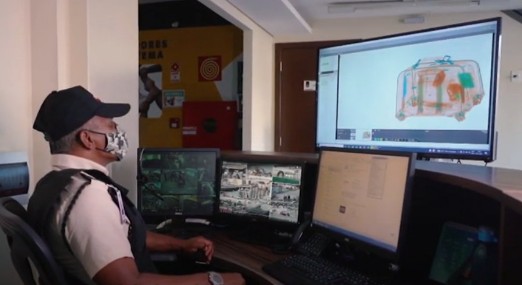 Sicurezza, postazione con 2 monitor dello scanner raggi-x per controllo bagagli Sicurezza, postazione con 2 monitor dello scanner raggi-x per controllo pacchi