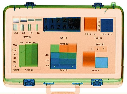 Sicurezza, postazione con 2 monitor dello scanner raggi-x per controllo bagagli Sicurezza, postazione con 2 monitor dello scanner raggi-x per controllo pacchi